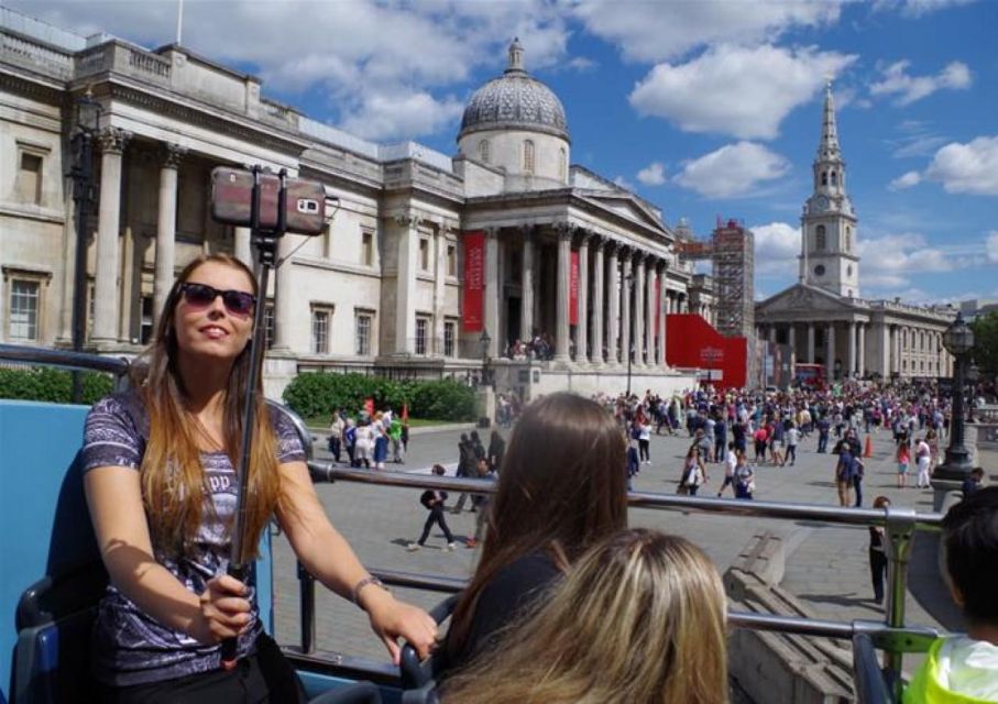 Hop-on Hop-off London Bus Tour & Westminster Abbey - Audio guides that keep you moving (and the 3D treasure hunt)