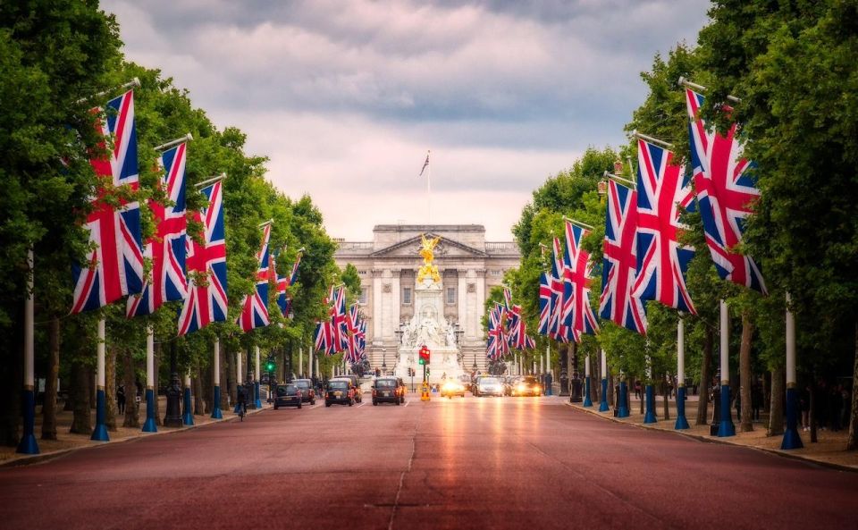 Iconic London Running Tour - Meeting at Trafalgar Square: The Lions, the Timing, and Bag Reality