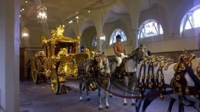 Inside Buckingham Palace State Rooms & Royal London Walking Tour - Clarence House and Green Park: Seeing Where Modern Royals Have Lived