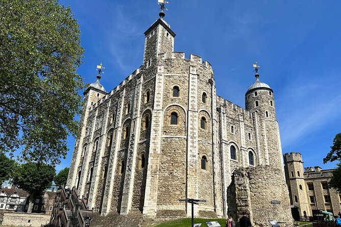 Kid-Friendly Private Tower of London Tour with Blue Badge Guide - Yeomen Warders in red: the show-and-learn moment