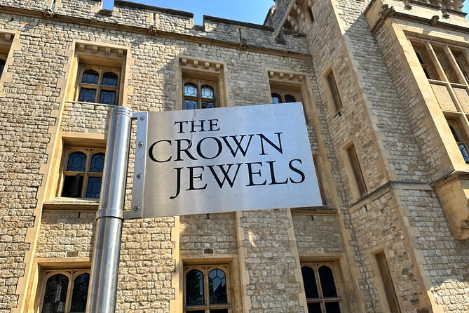 Kid-Friendly Private Tower of London Tour with Blue Badge Guide - How kids stay engaged: role-play, ravens, lions, and Henry VIII