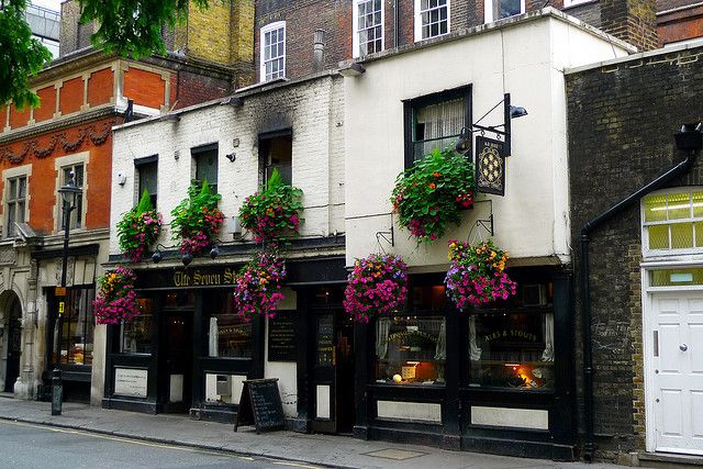 London: 2-Hour Historic Pub Tour - Dylan Thomas and the “lost manuscripts” moment in the streets