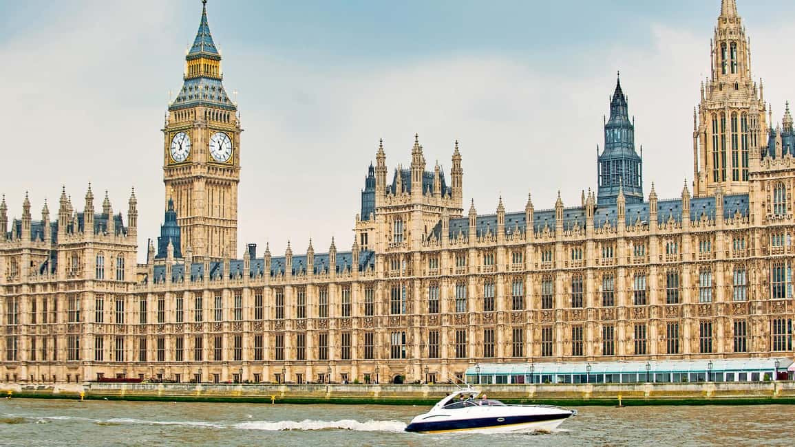 London: 2 hour private luxury yacht hire on the River Thames - Why a private Sunseeker beats the usual London sightseeing