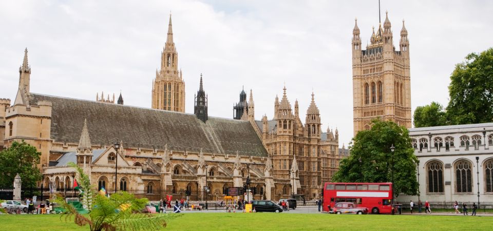 London: App-Based Walking Tour with 30 Stops - St. Paul’s Cathedral view and the dome moment (entry not included)