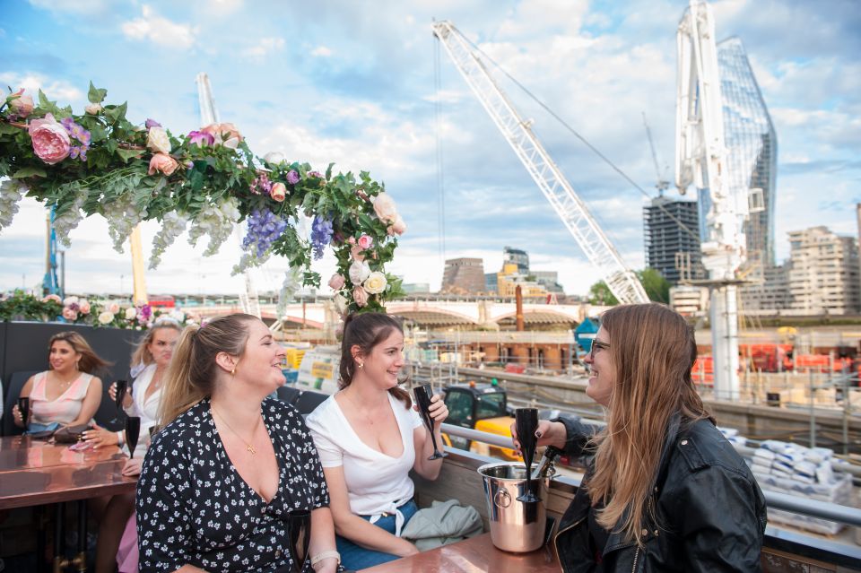 London: Bar Bus Tour by Tootbus - Crossing into the river and the Tower zone from above