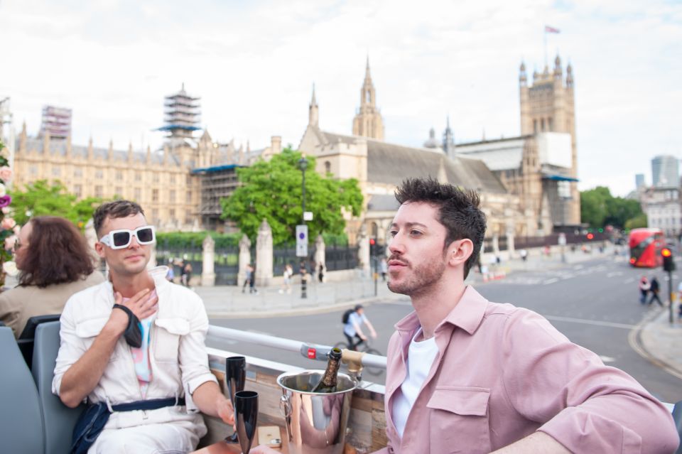London: Bar Bus Tour by Tootbus - Music, décor, and the guide who keeps it light
