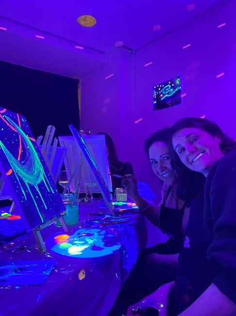 London: Bottomless Sip & Paint in the Dark - The 2-hour flow: from check-in to taking home a true piece of art