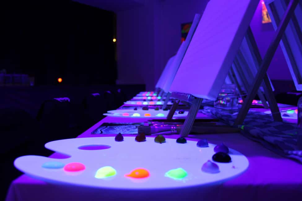 London: Bottomless Sip & Paint in the Dark - Should you book Rembrandt van Wine in London?