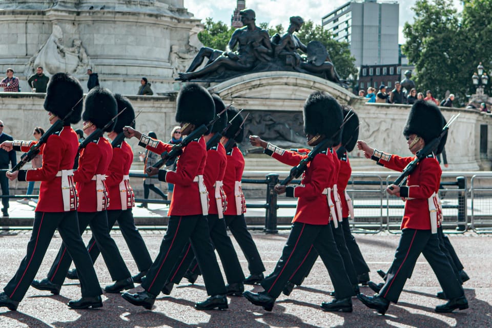 London: Buckingham Palace and Changing of the Guards Tour - Buckingham Palace and the Guard Ritual in a 2-hour tour