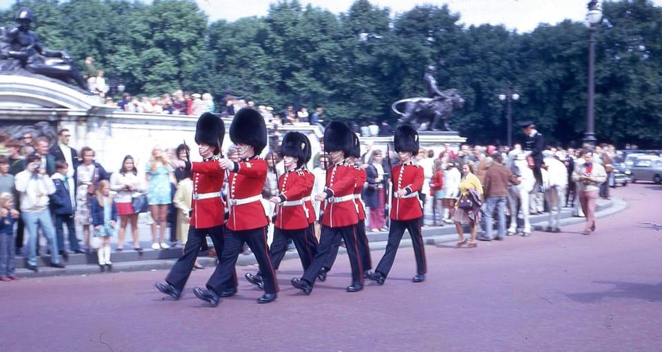 London: Buckingham Palace and Changing of the Guards Tour - How the ceremony works: Guard Mounting and the soldier relief