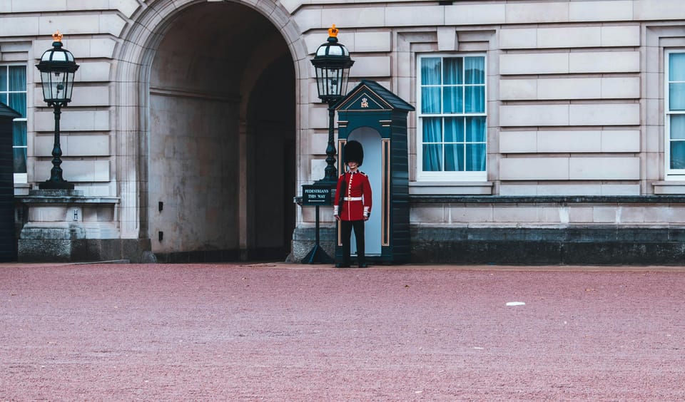 London: Buckingham Palace and Changing of the Guards Tour - The view strategy: standing in crowds without losing your day