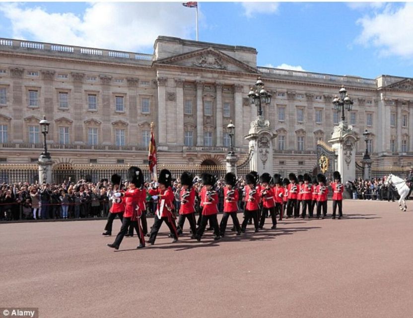 London: Buckingham Palace & Big Ben & Abbey Private Tour - Trafalgar Square and Whitehall: icons with context you can actually use