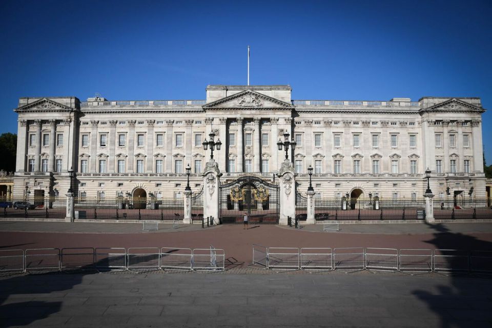 London: Buckingham Palace & Big Ben & Abbey Private Tour - Entering Westminster Abbey: a guided visit plus audio to keep up