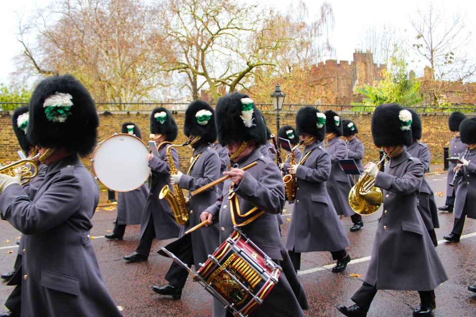 London: Buckingham Palace & Changing of the Guard Experience - Watching the guard handover: what to look for