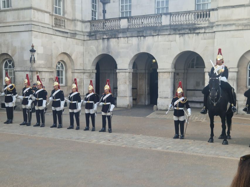 London by taxi: Highlights Tour in a real London Black Cab. - Price and what $512 per group (up to 6) really buys you