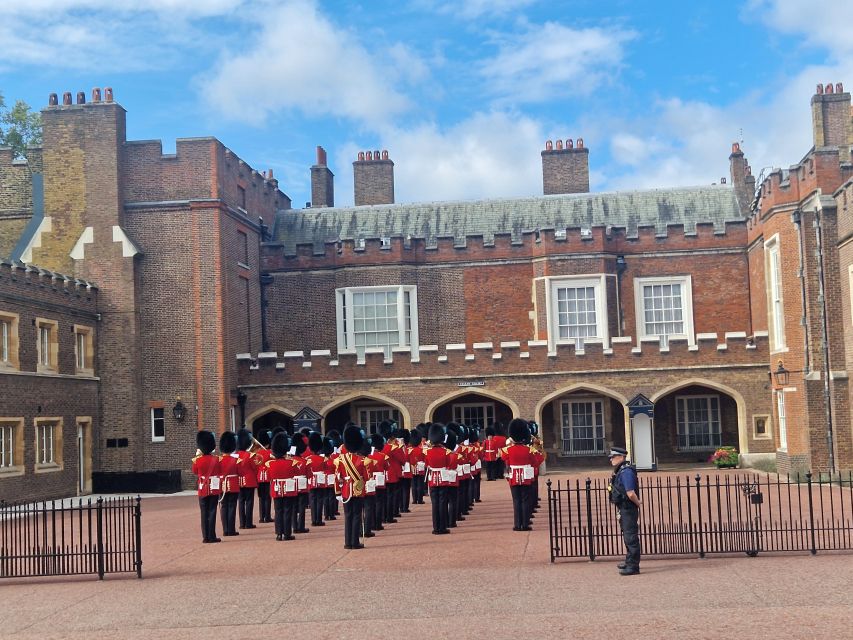 London by taxi: Highlights Tour in a real London Black Cab. - Off-the-beaten-route options: markets, Wapping, and sail-era storytelling