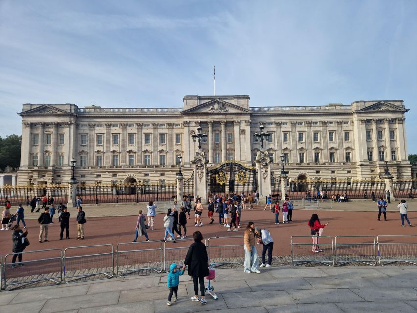 London by taxi: Highlights Tour in a real London Black Cab. - Tour languages and audio support: built for mixed language groups