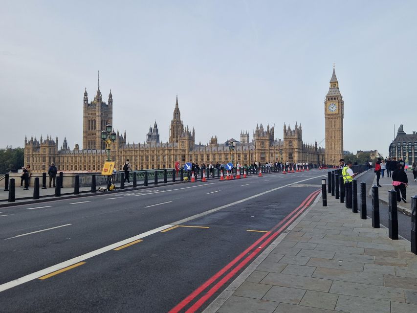 London by taxi: Highlights Tour in a real London Black Cab. - Tower of London and Tower Bridge viewpoints that actually land