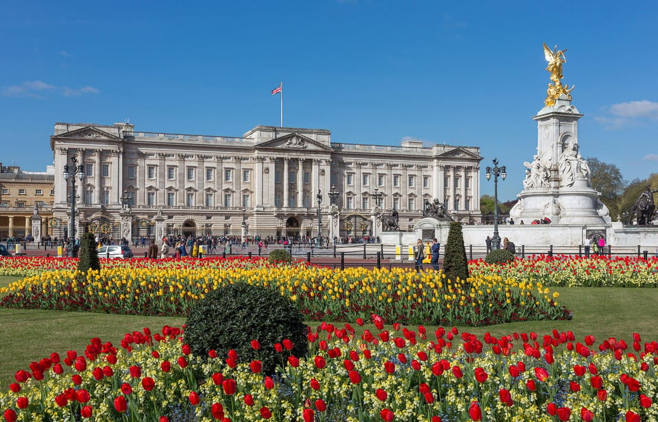 London: Changing of the Guard and Royal Palaces Walking Tour - Buckingham Palace from outside and the balcony moments