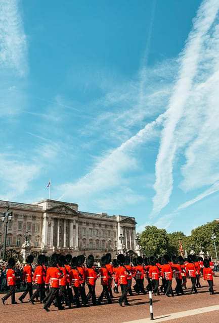 London: Changing of the Guard Experience and Landmarks Tour - From Green Park to the parade: the meeting spot that makes it easy