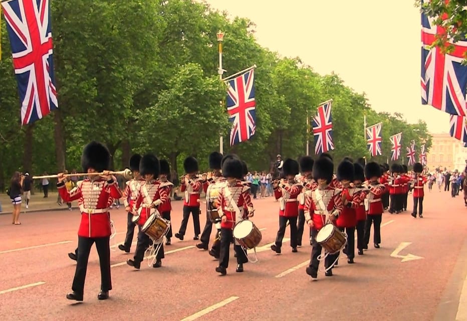 London: Changing of the Guard Guided Tour Experience - Changing of the Guard Viewing Angles: Why this tour beats the usual crowd trap