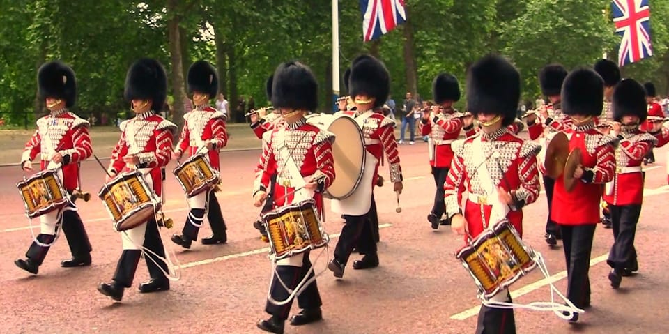 London: Changing of the Guard Guided Tour Experience - Horse Guards Parade: A daily bonus when the Changing of the Guard is on