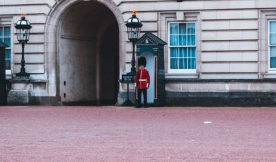 London: Changing of the Guard Private Group or Family Tour - Where to meet your guide (Green Park makes it easy)