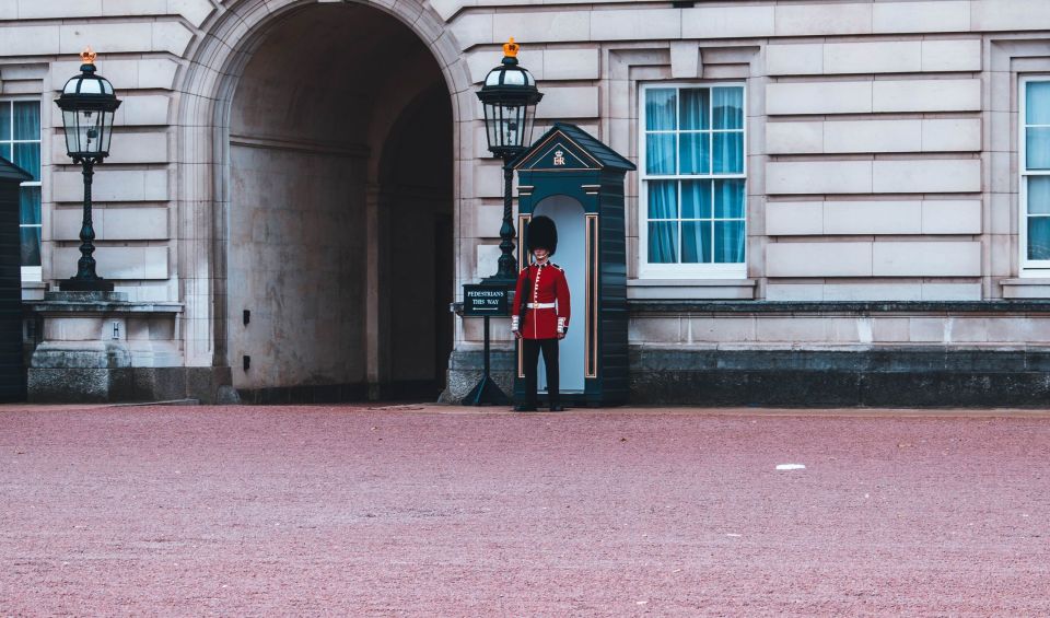 London: Changing of the Guard Private Group or Family Tour - Where to meet your guide (Green Park makes it easy)