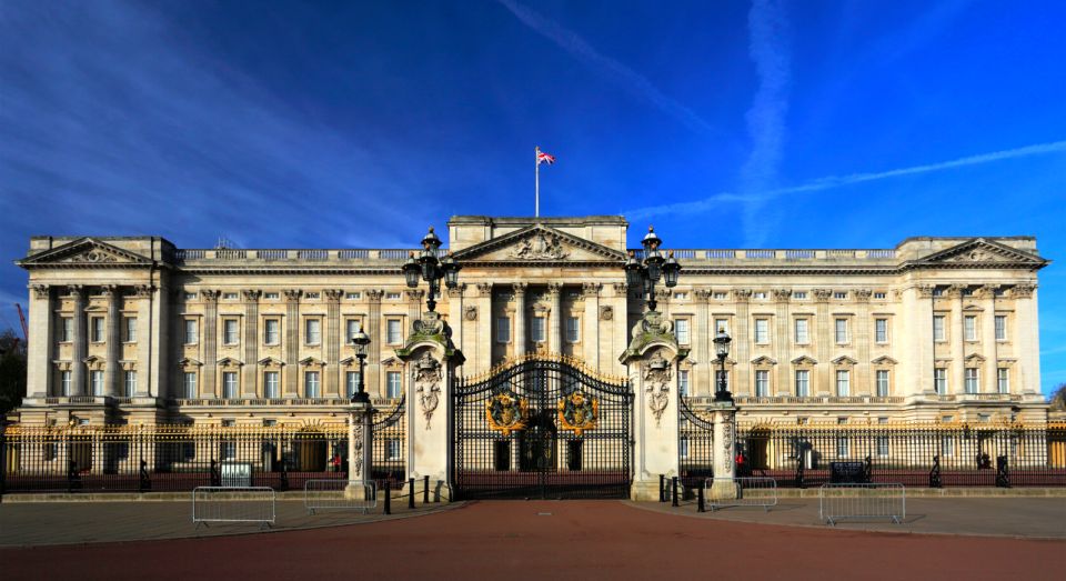 London: Changing of the Guard Tour at Buckingham Palace - Where you start on Victoria Street and how you get good views