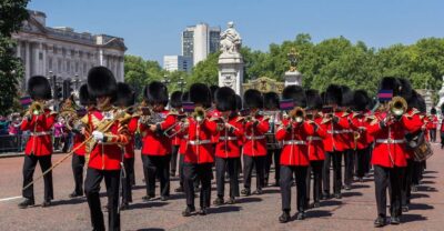 London: Changing of the Guard Tour at Buckingham Palace - Buckingham Palace: the Old Guard meets the New Guard