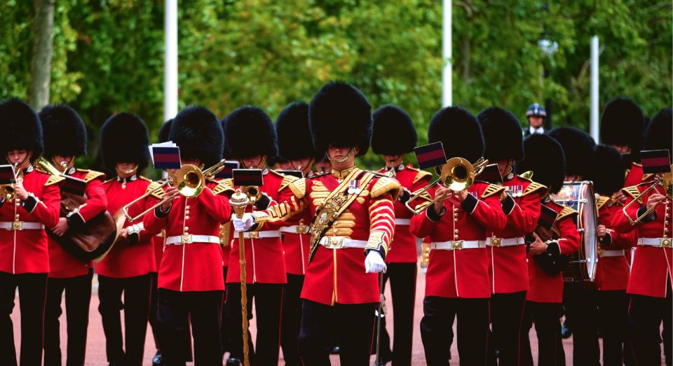 London: Changing of the Guard Tour at Buckingham Palace - The Mall walk: where the ceremony energy gathers