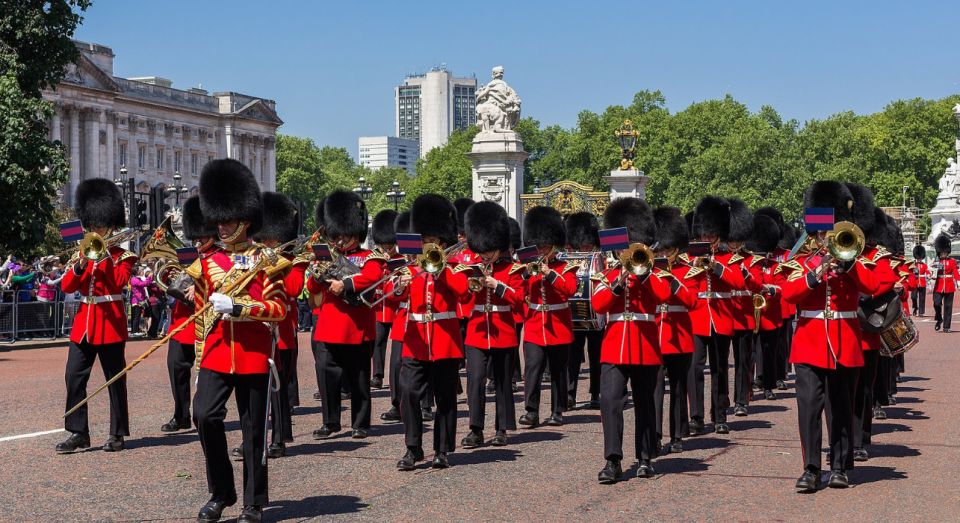 London: Changing of the Guard Tour at Buckingham Palace - St James’s Park: a calmer moment before Whitehall