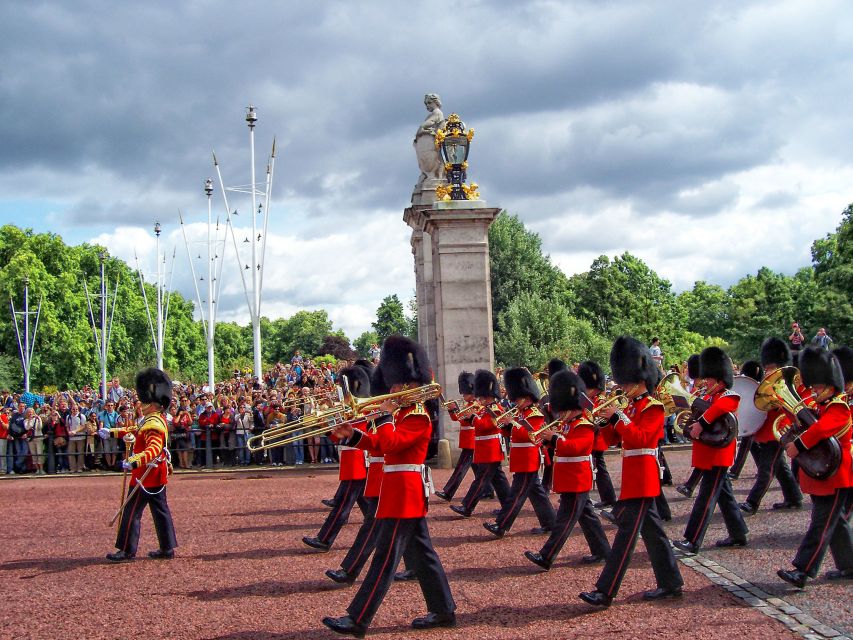 London Changing of the Guard Tour - Front Row 12 guests 2,5h - The route makes the parade make sense