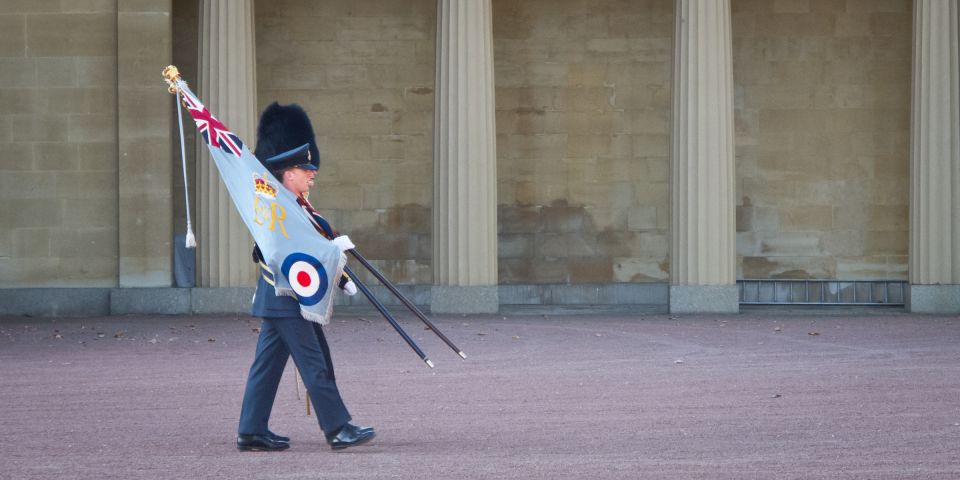 London Changing of the Guard Tour - Front Row 12 guests 2,5h - Horse Guards Parade at Whitehall: the long stop that matters