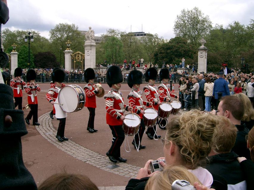 London Changing of the Guard Tour - Front Row 12 guests 2,5h - The Mall to Buckingham Palace: New and Old Guards in full view