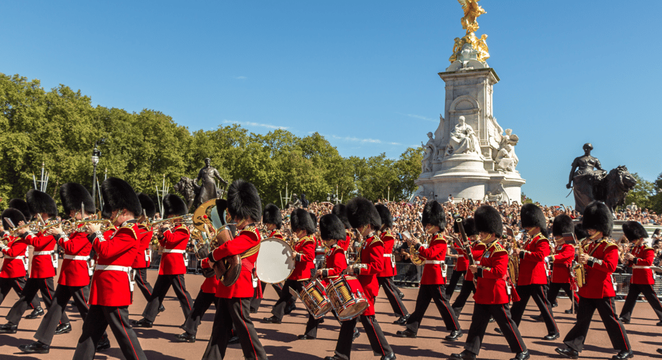 London: Changing of the Guard Walking Tour with Small Group - Buckingham Palace and St James’s Palace: what front-row viewing changes