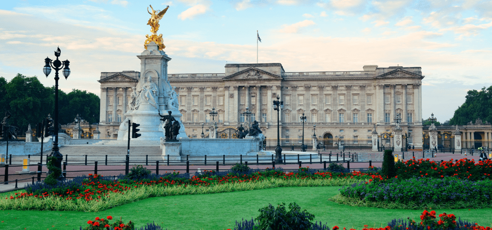 London: Changing of the Guard with a an APP - Wellington Barracks: Where the Soldiers Live (Not Just Where You Watch)