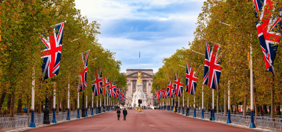 London: Changing of the Guard with a an APP - Buckingham Palace View Point: Planning for the Best Angle