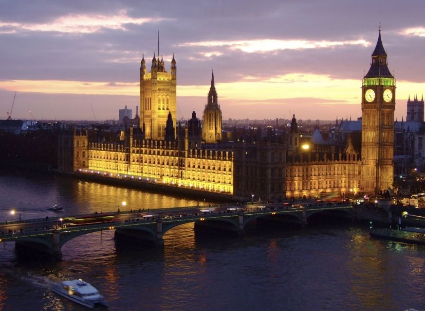 London: Christmas Eve City Tour with Dinner & Midnight Mass - Guide and coach: Why Zo Zo’s style changes the whole evening