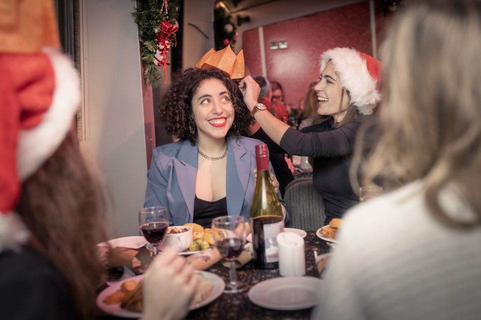London: Christmas Party Dinner Cruise - Wine included, bar available: how to pace the night