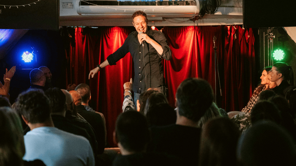 London: Dark Comedy on Iconic Battersea Barge - 150 minutes of fun: a realistic flow for your evening