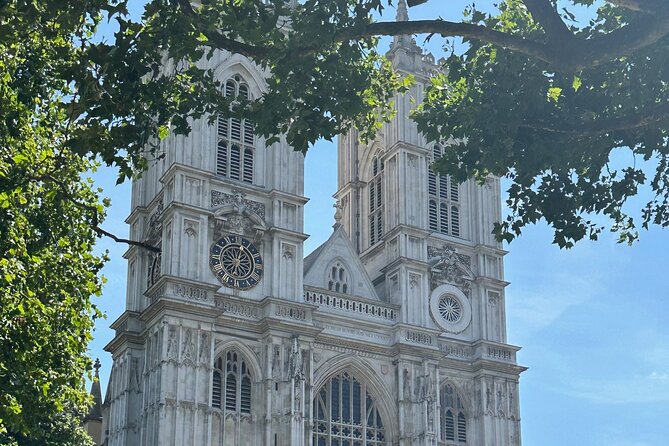 London Essential 2 hour introductory Walking Tour With a Londoner - St. James’s Park to The Mall: Wildlife, Statues, and a Royal Road Walk