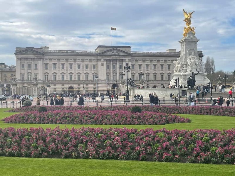 London: Essential Tour and Changing of the Guard, in Spanish - Trafalgar Square: your launch pad for seeing London clearly