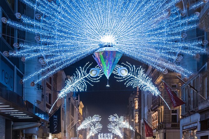 London Exclusive Christmas Lights Guided Tour by Black Cab - Oxford Street: shopping street energy with set photo time