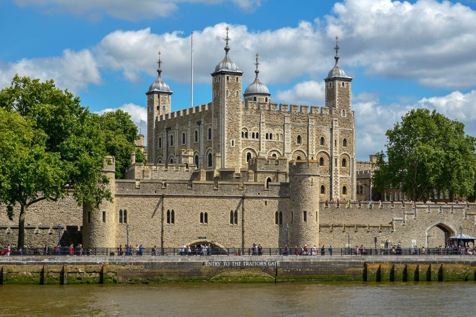 London: Full-Day Sightseeing Bus Tour with River Cruise - From Victoria to Westminster: your first big photo moments