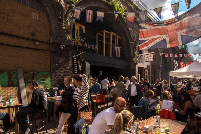 London Gin Safari: A Spirited, Juniper-Fuelled Jaunt - The Route Feel: Dickensian Streets, Quiet Squares, and One Graffiti Stop
