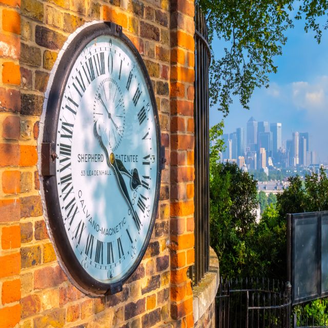 London: Greenwich Highlights Private Tour and Thames Cruise - Meeting at Greenwich Theatre and getting your bearings fast