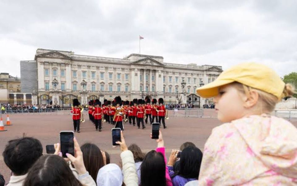 London: Guided Walking Tour with Changing Of The Guard - The Changing of the Guard Timing: What You Get at 10:00