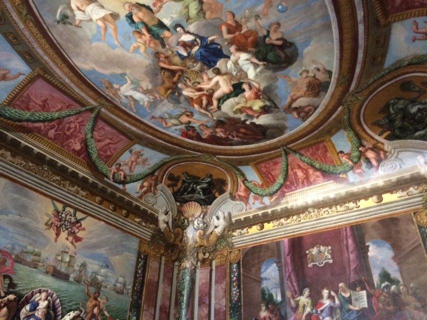 London: Hampton Court Private Guided Tour - William and Mary’s apartments: late-17th-century elegance plus garden views