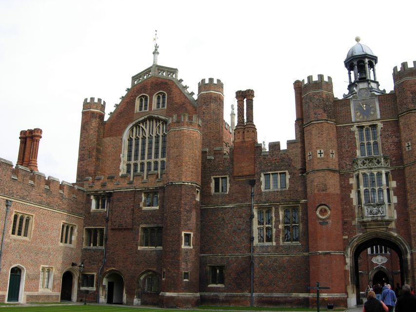 London: Hampton Court Private Guided Tour - Hampton Court Gardens: 60 acres, fountains, and flower-bulb timing